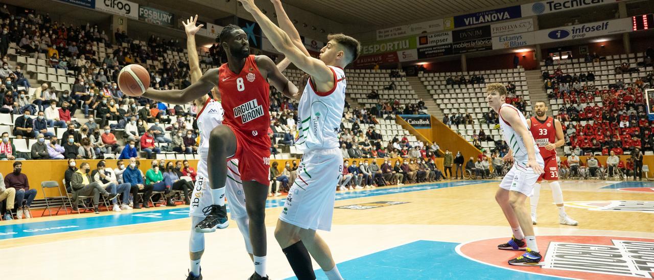 Fjellerup defiende a Jawara durante el partido del viernes en Girona.