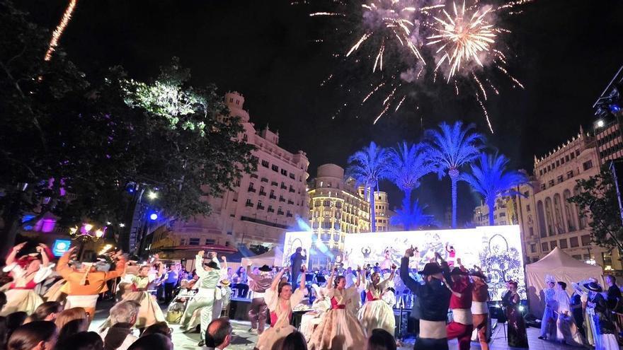 La Fira de València arranca con música, costumbrismo y pitos de los profesores
