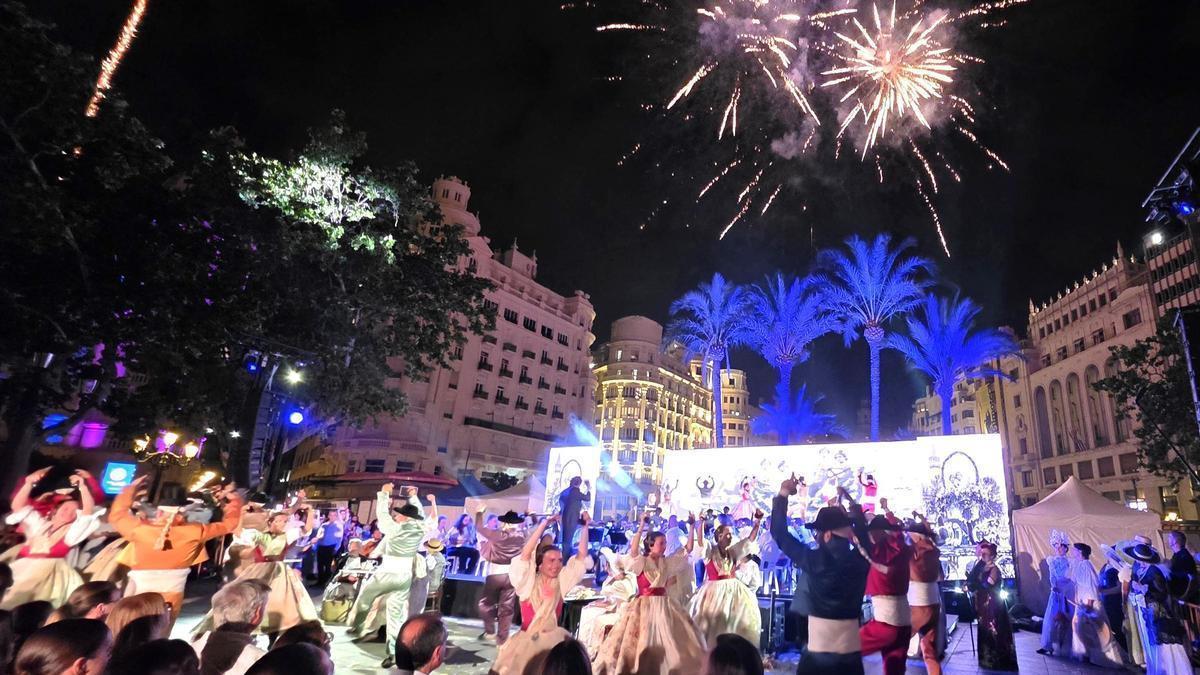 La Fira de València arranca con música, costumbrismo y pitos de los profesores