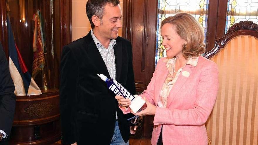 La ministra coruñesa Calviño visita el Concello
