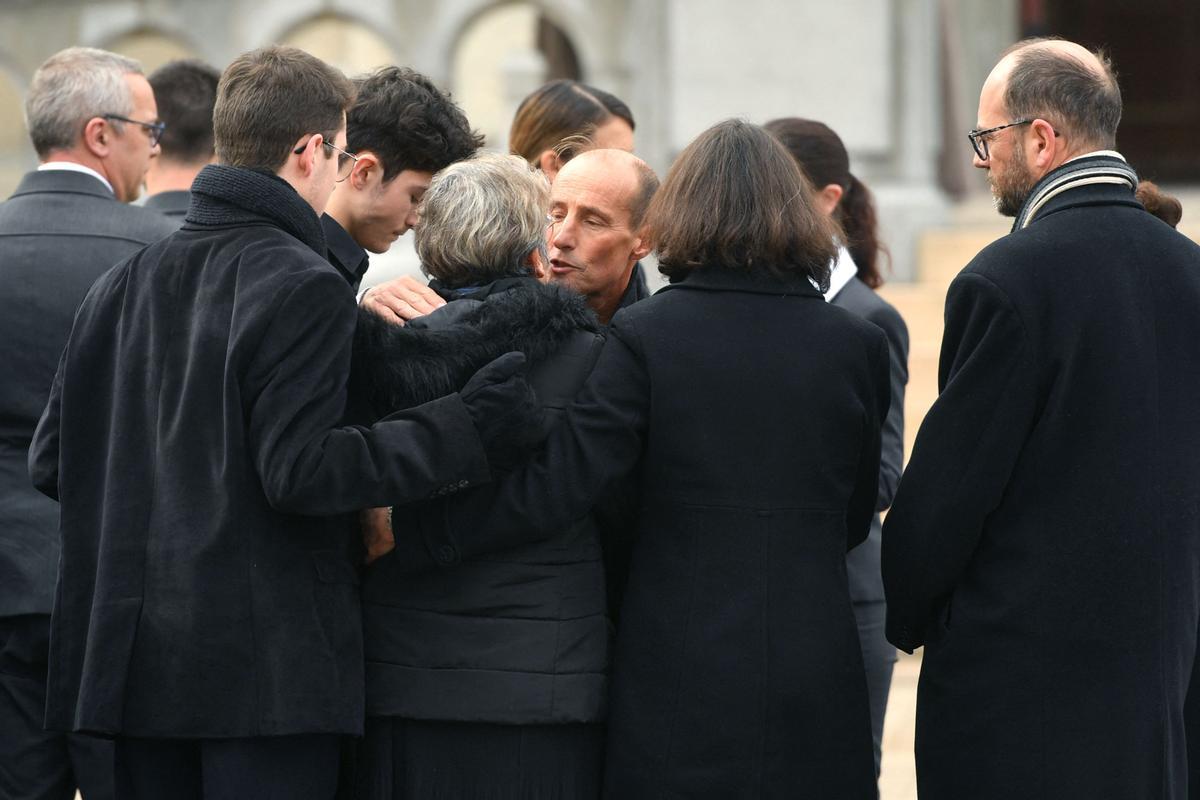 El compañero de Agnes Lassalle, Stephane Voirin, baila cerca del ataúd durante la ceremonia fúnebre de la profesora de francés Agnes Lassalle en Biarritz, Francia