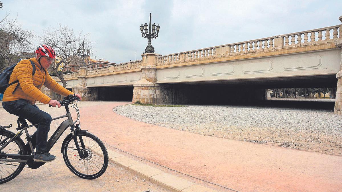 Puente del Angel Custodio podría construirse un estanque para evitar la presencia de personas sin hogar.