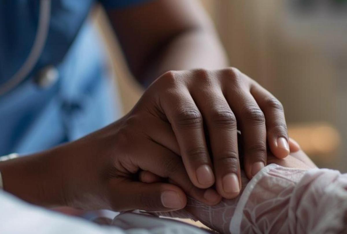 Enfermero atendiendo a paciente