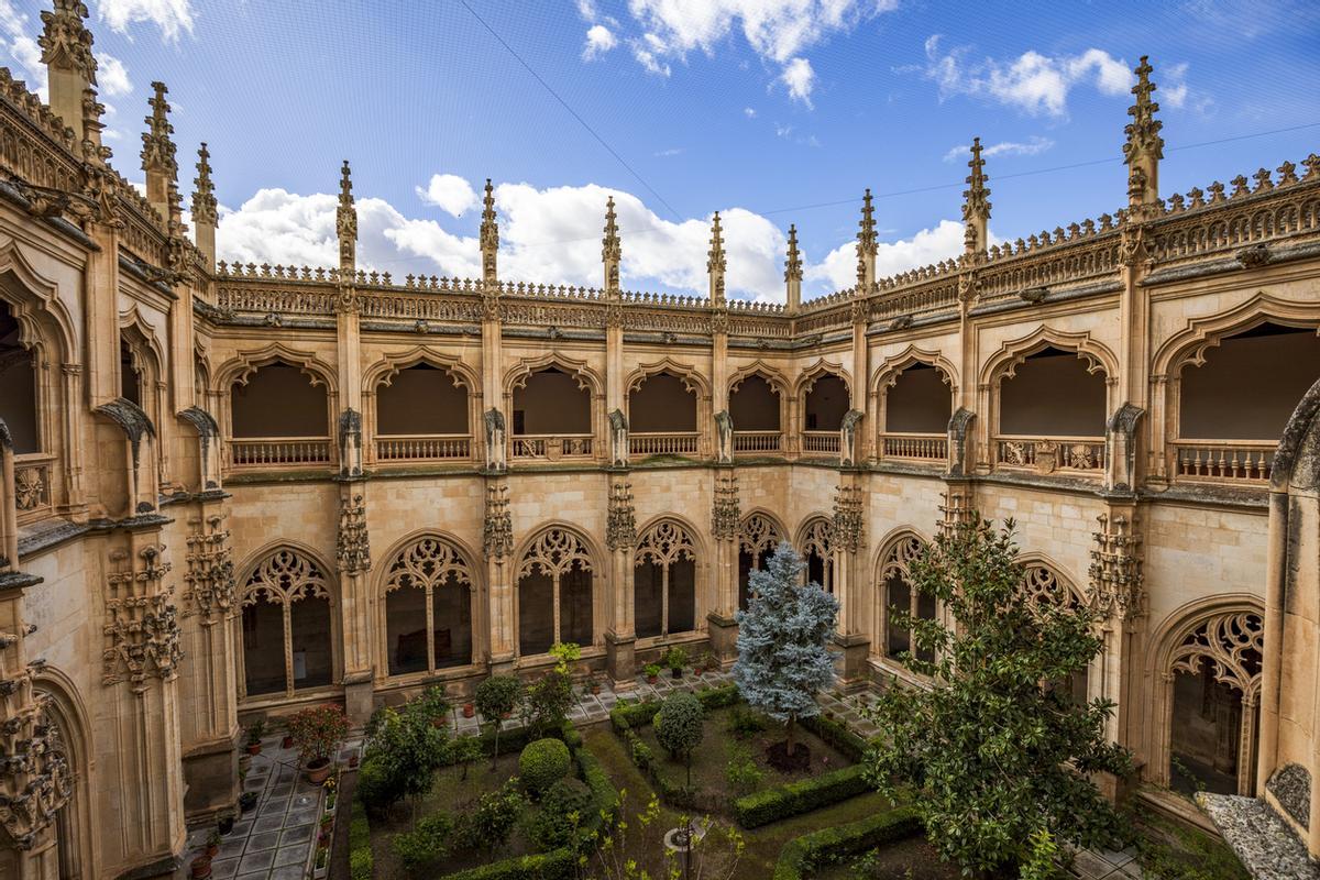 El idílico claustro del Monasterio de San Juan de los Reyes