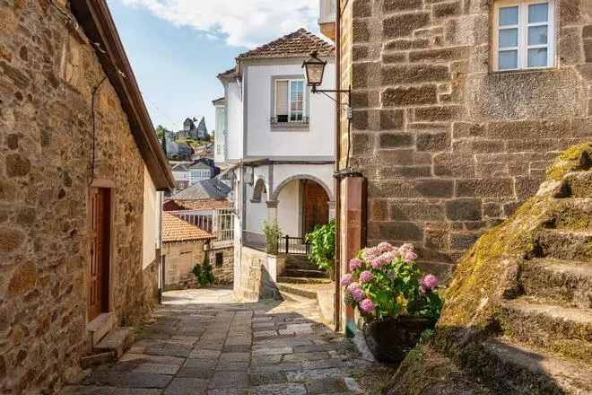 El pueblo más bonito de Ourense no es Ribadavia: es uno asomado al cañón del Sil con un castillo que domina la Ribeira Sacra