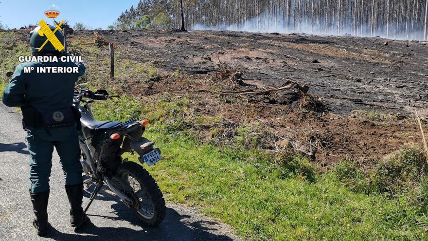 La Guardia Civil da con el presunto autor del incendio que arrasó 130 hectáreas en Rois