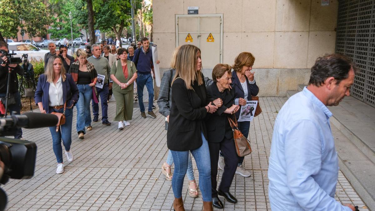La madre de Manuela Chavero entra en el edificio de la Audiencia de Badajoz arropada por personas cercanas a la familia, este lunes.