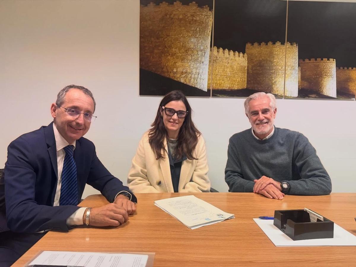 La alcaldesa de Algaida y los actuales propietarios de la casa firmaron la escritura el 20 de enero.