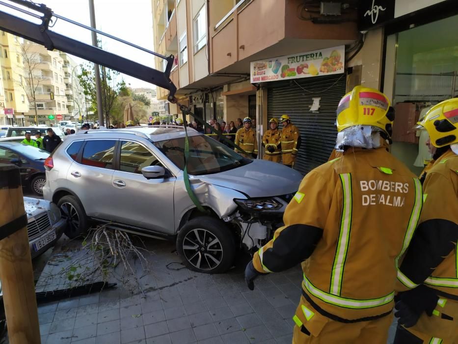 Un coche fuera de control atropella a dos peatones en la calle Industria