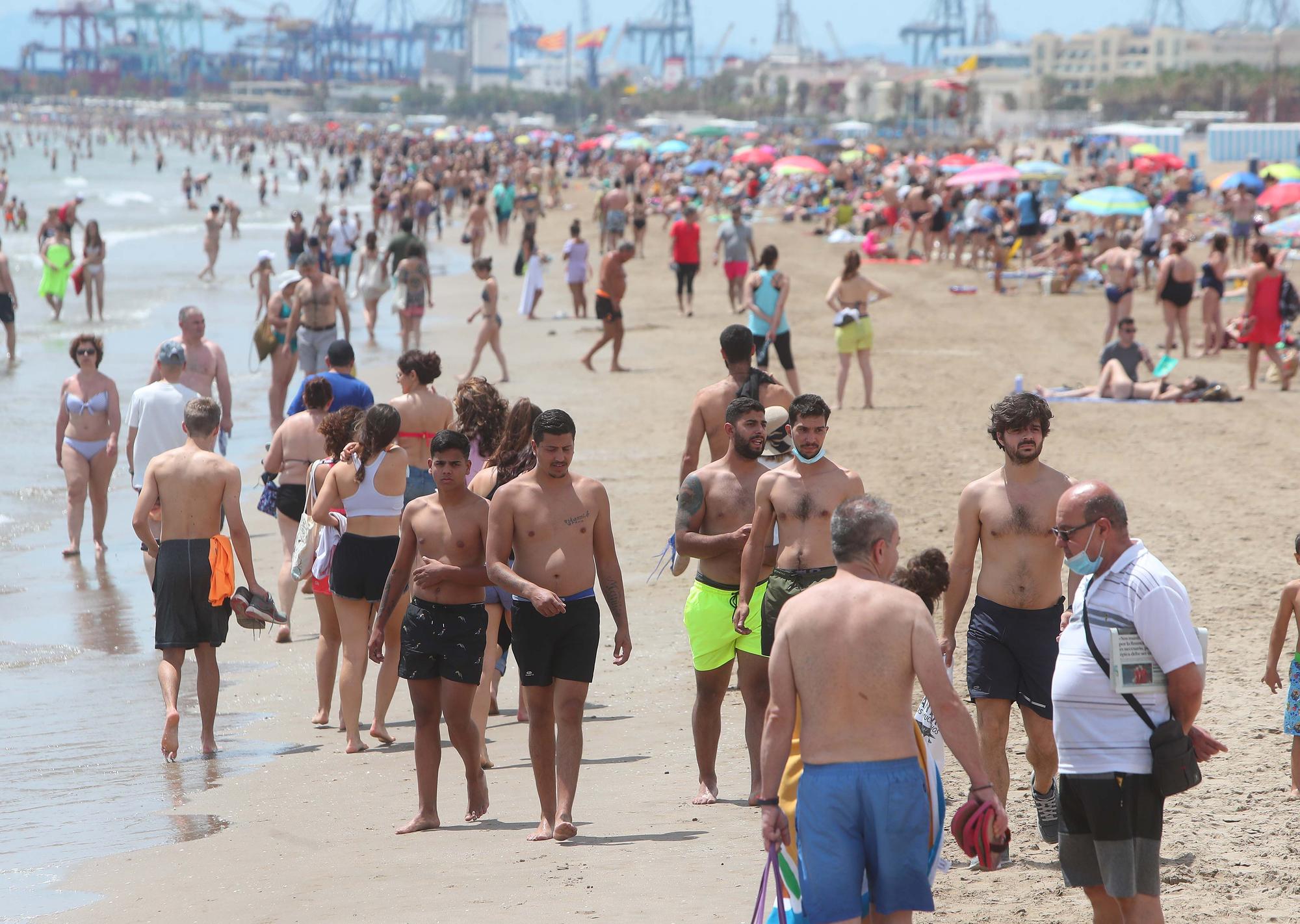 Los valencianos se adelantan al verano pese a las nubes