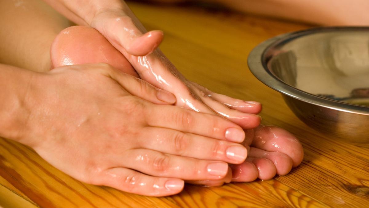 El truco del vinagre en los pies para tenerlos como recién salidos de un salón de belleza: dale las gracias a tu abuela