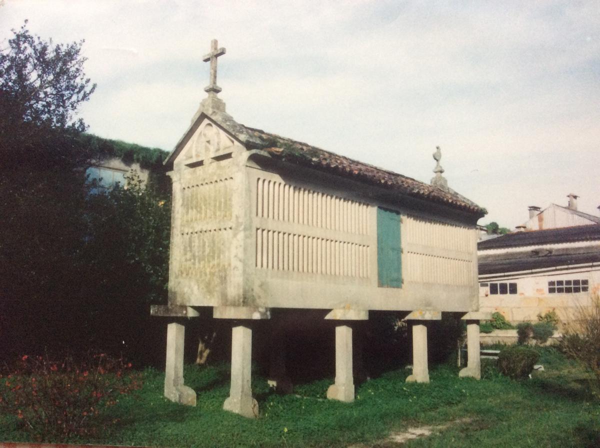 Una imagen del antiguo hórreo de Massó, que Iglesia y Concello de Bueu quieren recuperar en una próxima fase.