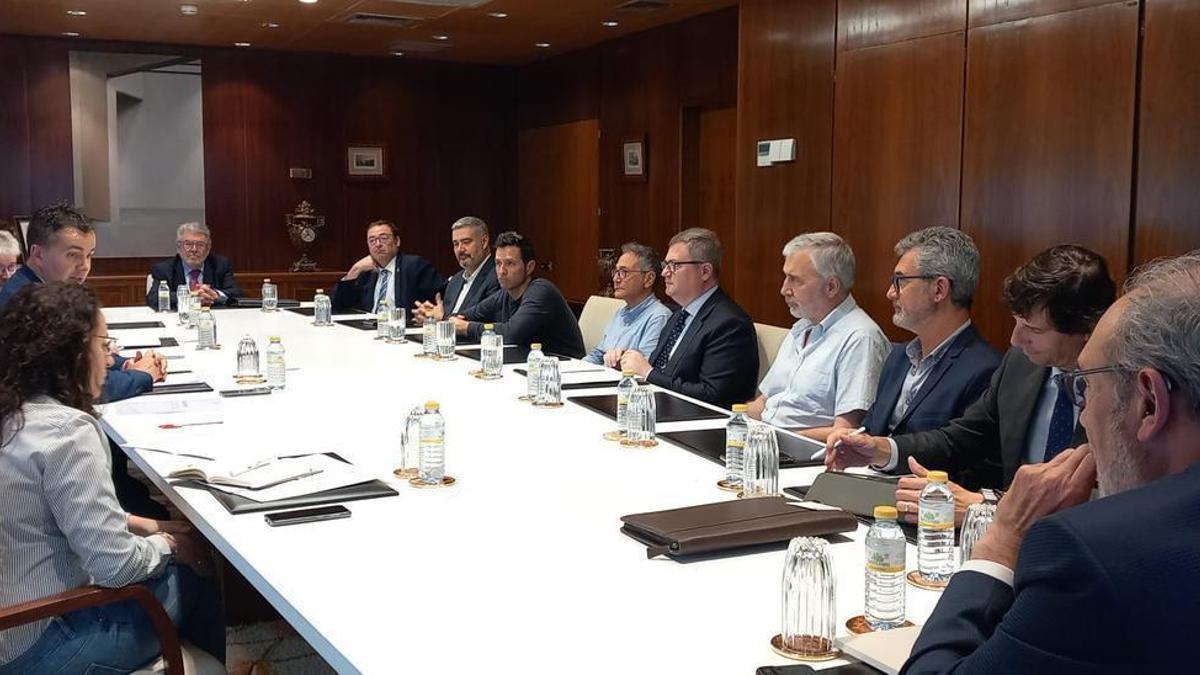 Reunión mantenida entre el ministro de Industria y los agentes sociales de Castellón, para tratar los problemas de la cerámica.