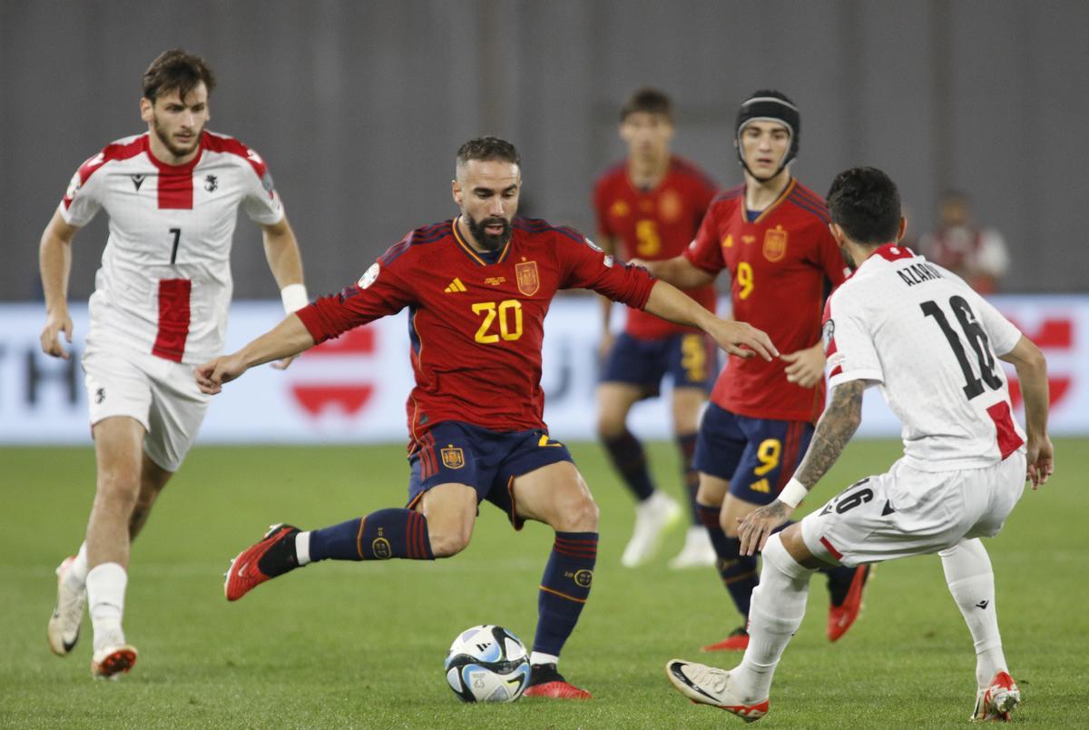 Tbilisi (Georgia), 08/09/2023.- Khvicha Kvaratskhelia (L) and Nika Kvekveskiri (R) of Georgia in action against Dani Carvajal (C) and Gavi (2-R) of Spain during the UEFA Euro 2024 qualifying Group A soccer match between Georgia and Spain, in Tbilisi, Georgia, 08 September 2023. (España) EFE/EPA/DAVID MDZINARISHVILI