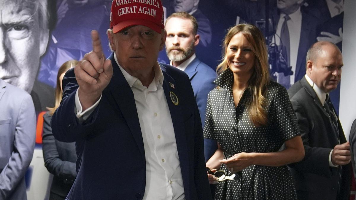 El expresidente y candidato republicano, Donald Trump, visita la sede de su campaña en West Palm Beach, en Florida, este marte.