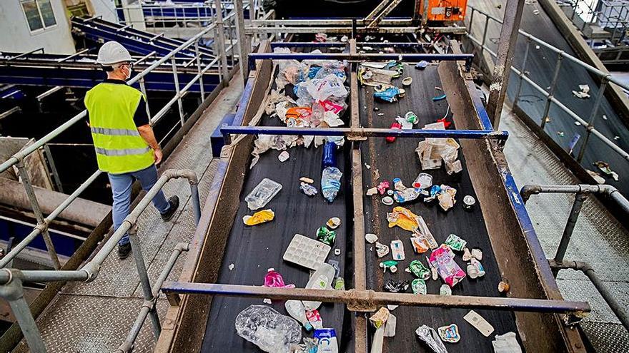 Separado de residuos en una planta de reciclaje de la Región. | CARM