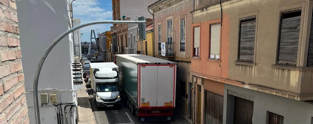Tráfico en la calle Rafael Valls de Manises
