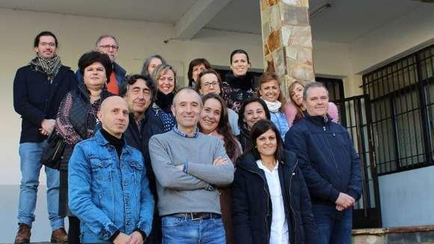 Los jefes de departamento y responsables del Foro, ayer, posando en la puerta del instituto. De atrás hacia adelante y de izquierda a derecha: Julio Quesada, Mónica Patricia Fernández, Víctor Garay, Estela Vecino, Chus Monterio, Consuelo Llaneza, Ana Villameriel, Sandra Gavino, Cristina Fernández, María Fernández, Javier Santos, Emilio García, Luis Felipe Fernández, María Meitín, Fini Barcia, Eva Coto y José Antonio Reiriz.