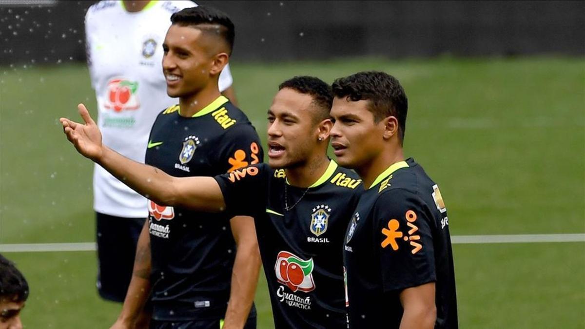 Neymar, Marquinhos y Thiago Silva, en un entrenamiento de Brasil