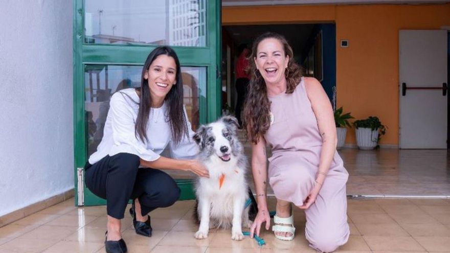 La consejera Aroa Revelo, con la guía canina y ‘Rofe’.