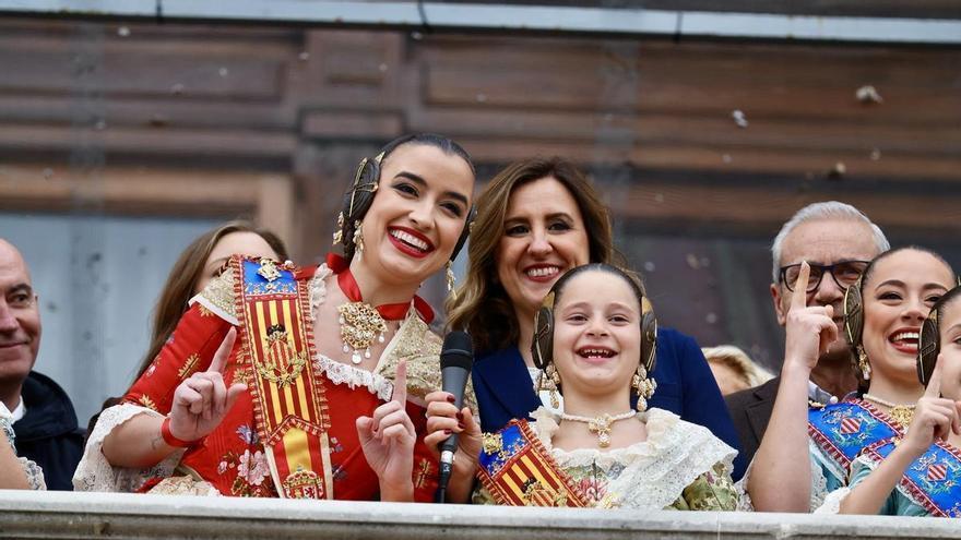VÍDEO - Falleras mayores y cortes hacen el "senyor pirotècnic" en lengua de signos