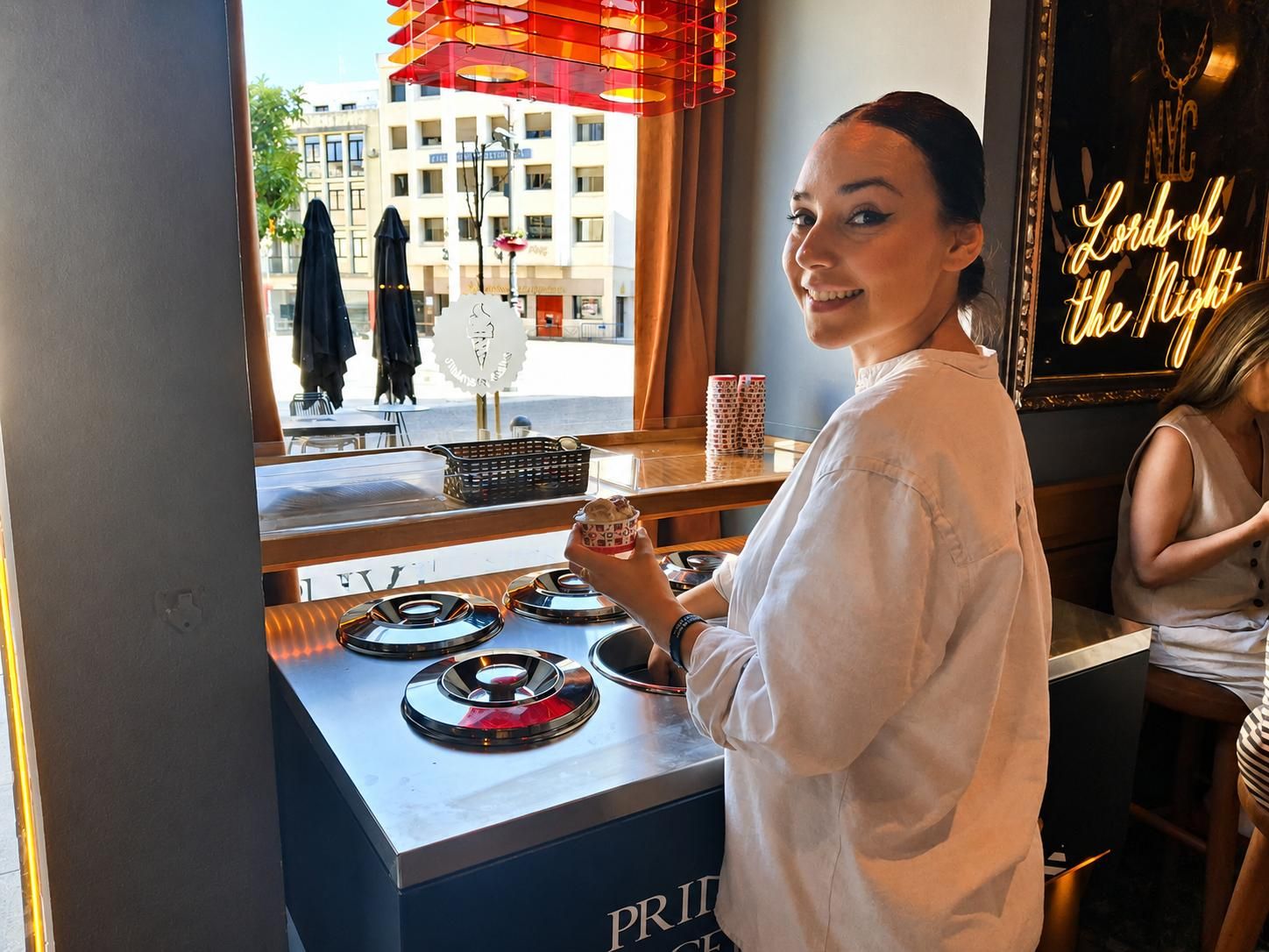 Amanda Caldera sirve una tarrina de helado en Costello.