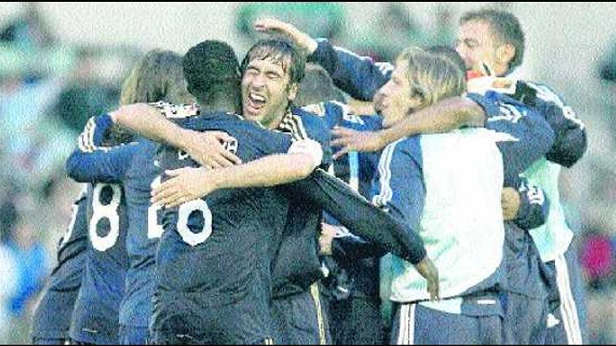 Los jugadores del Real Madrid se abrazan para celebrar la victoria ante el Racing, tras finalizar el partido disputado en El Sardinero.