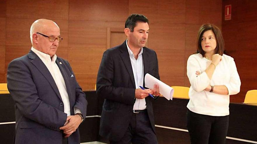 Presentación de la gala de premios de APE, ayer en Sanxenxo, con José Caldas y Gonzalo Pita.  // G.S.