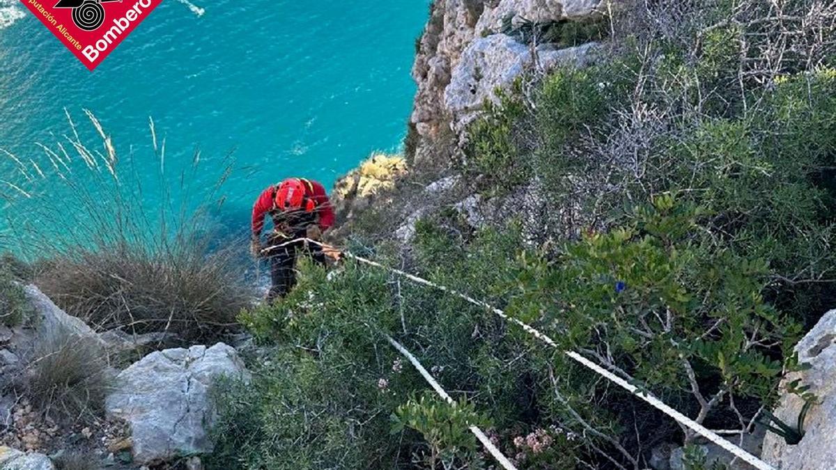 Un rescatador desciende por el acantilado en el que ha muerto la agente medioambiental