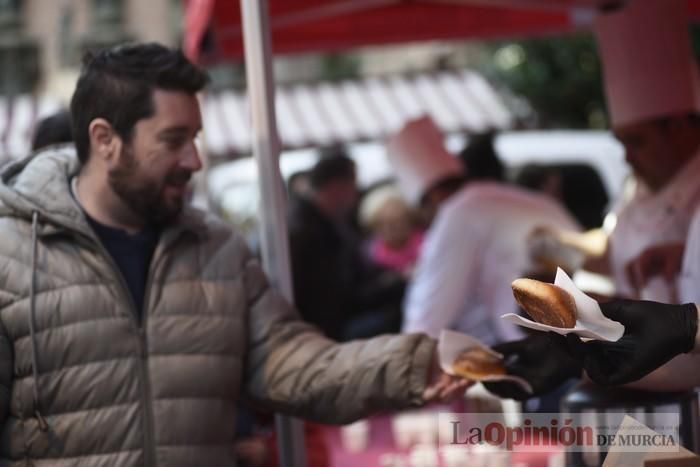 Degustación de monas y chocolate en la Plaza del Romea