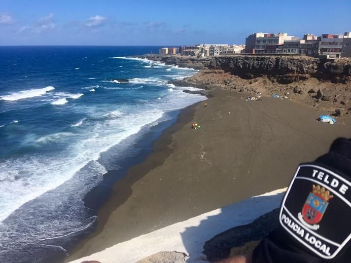 Recogida de restos de piche en la playa teldense de Palos