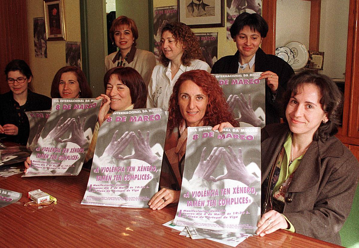 Representantes del comité organizador de los actos del 8M en Vigo en 1998