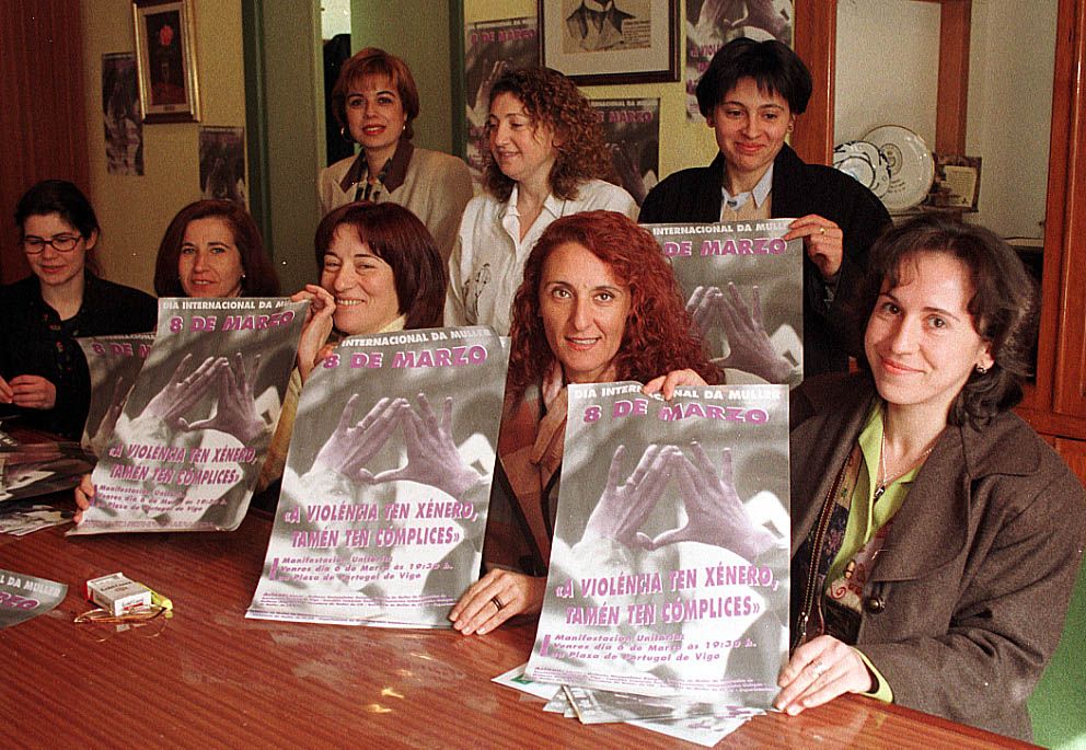 Representantes del comité organizador de los actos del 8M en Vigo en 1998.jpg