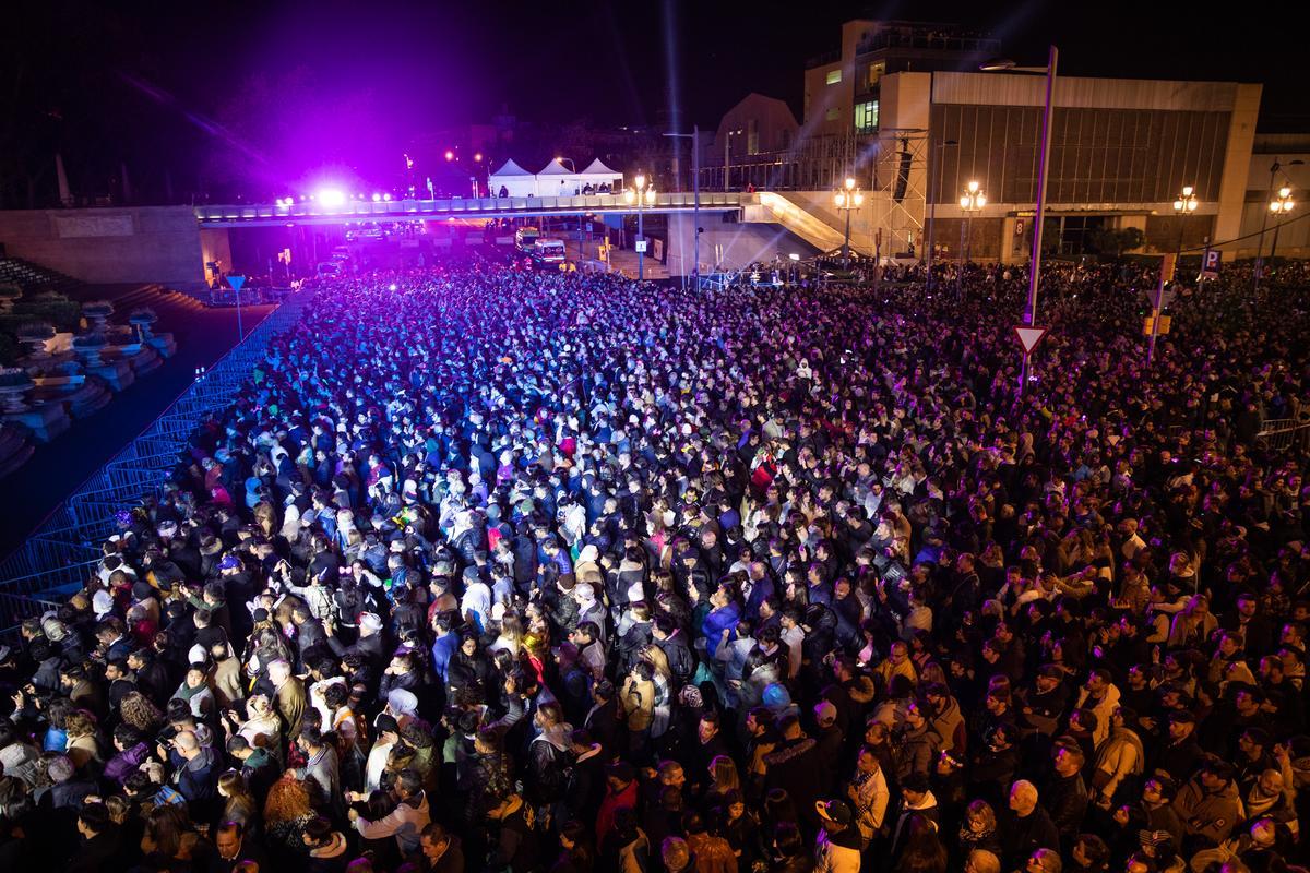 Fiesta para celebrar el paso del 2022 al 2023 junto a la Fuente Mágica de Montjuïc de Barcelona