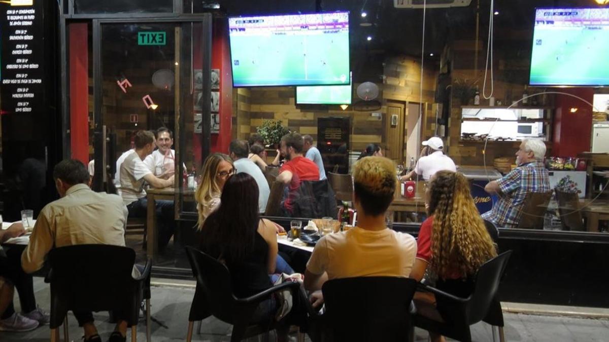 Aficionados del Mallorca presenciaron anoche, en una terraza del paseo Jacint Verdaguer, de Palma, el Mallorca-Barça.