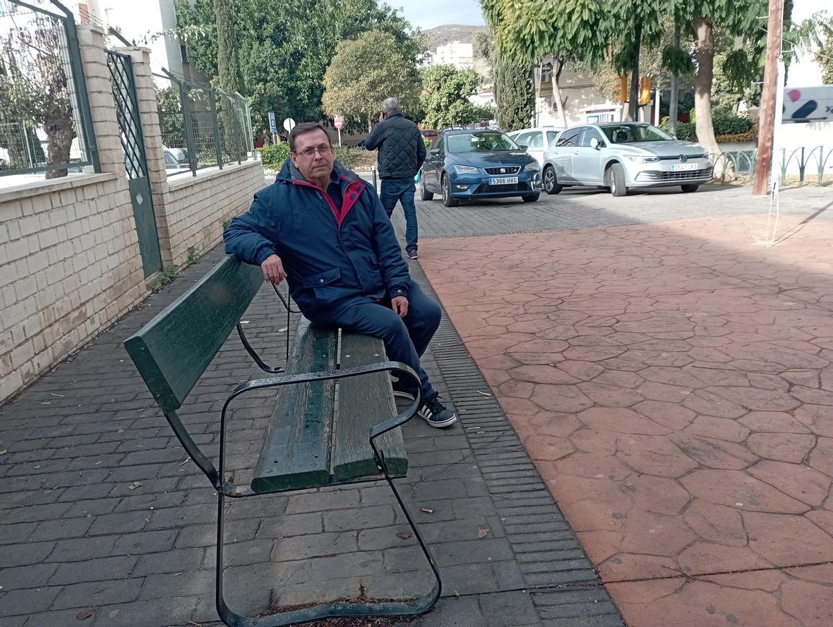 Francisco García Vigo, en un banco en el que duermen cada noche indigentes.