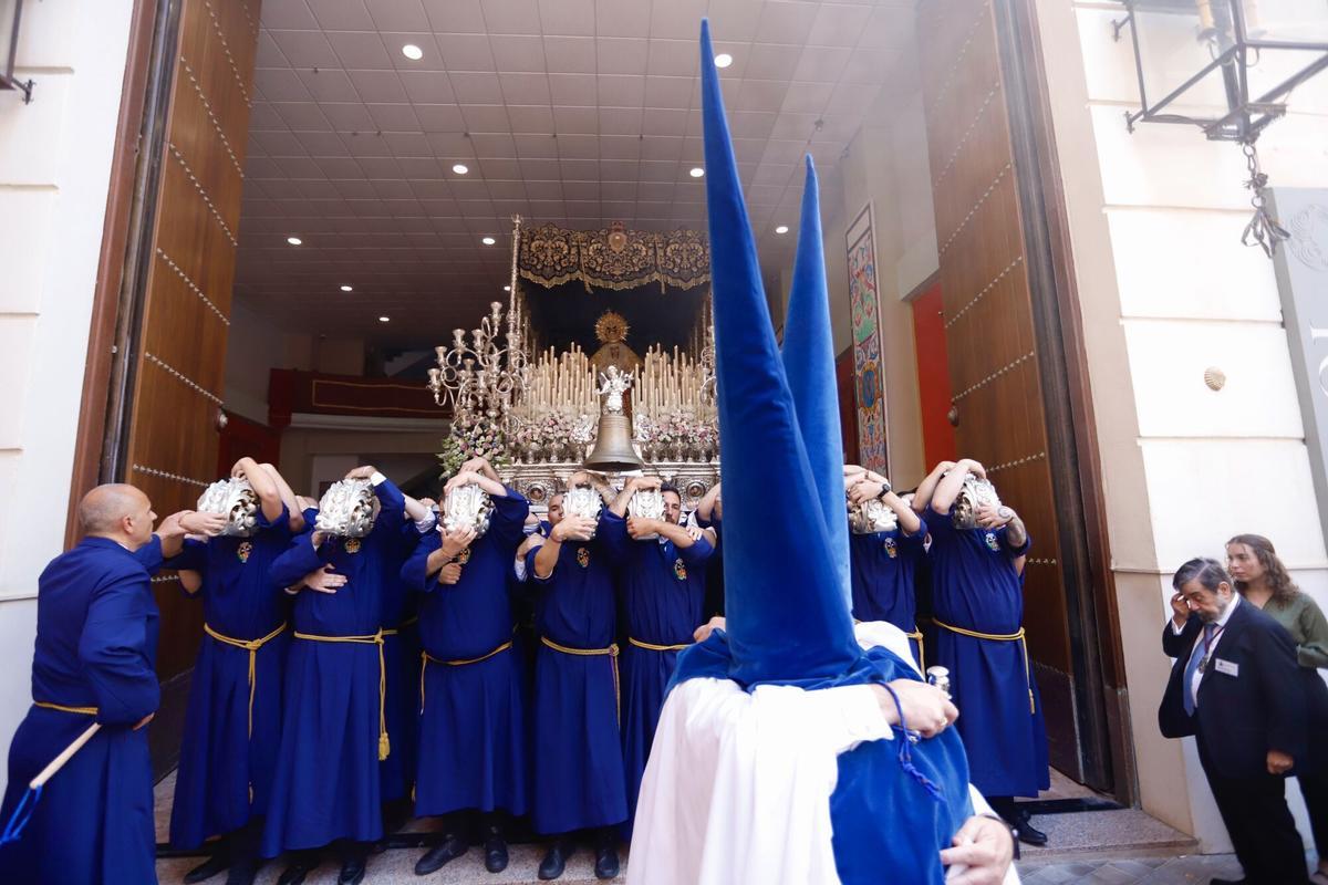 La salida de la hermandad de la Sagrada Cena desde su casa hermandad de la calle Compañía este Jueves Santo de 2025