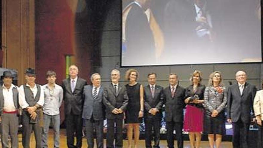 Rivero (centro), anoche en el Alfredo Kraus con los Premios Canarias y las Medallas de Oro.