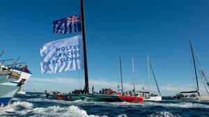 El barco de Emirates Team New Zealand, el Taihoro, con una bandera en la que agradece a Barcelona la edición de la Copa América de vela, tras proclamarse campeón.