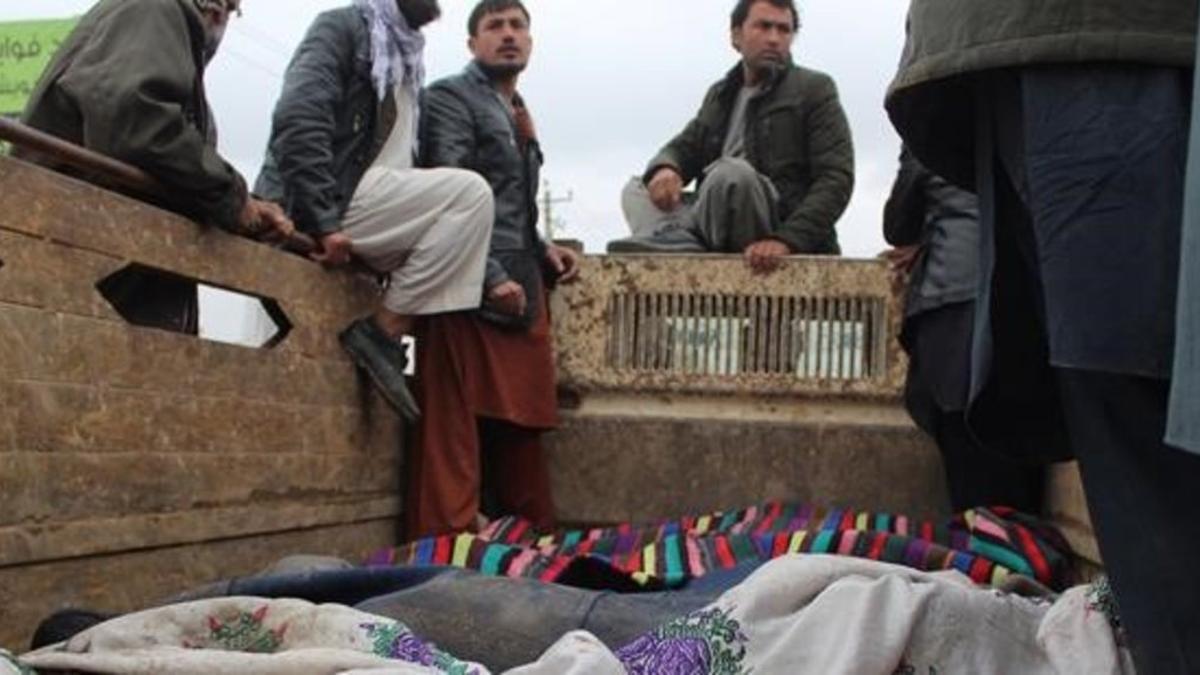 Un grupo de afganos trasladan los cuerpos de las 13 víctimas civiles asesinadas en Kunduz.