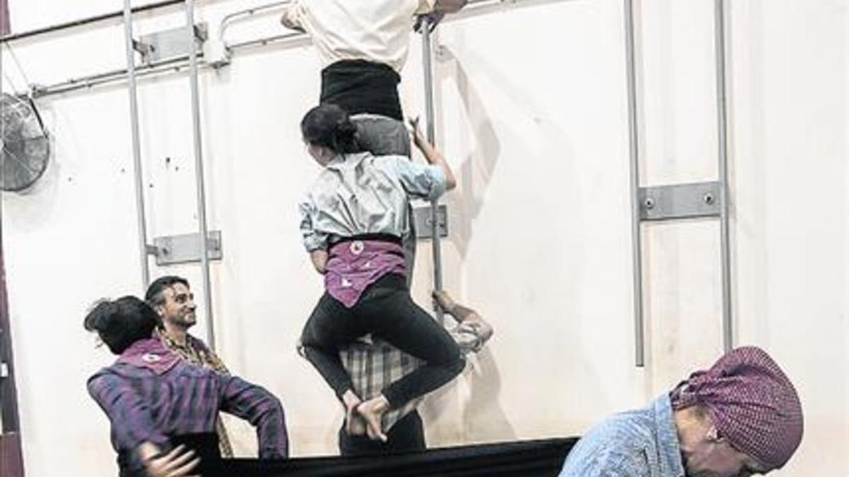 Los Castellers del Poble Sec, en un ensayo en su local del barrio.