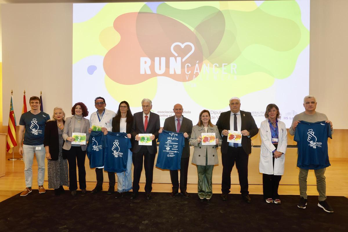 Foto de familia de la presentación del Circuito RunCáncer 2026