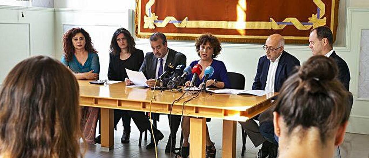 De izquierda a derecha, Beatriz Barrera, Kika Fumero, Rafael Robaina, Auxiliadora Díaz, Antonio Morales y Óscar Hernández durante la presentación del I Congreso Internacional de Género.