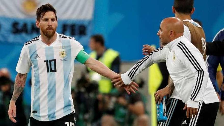 Messi saluda a Sampaoli durante un partido. // Efe