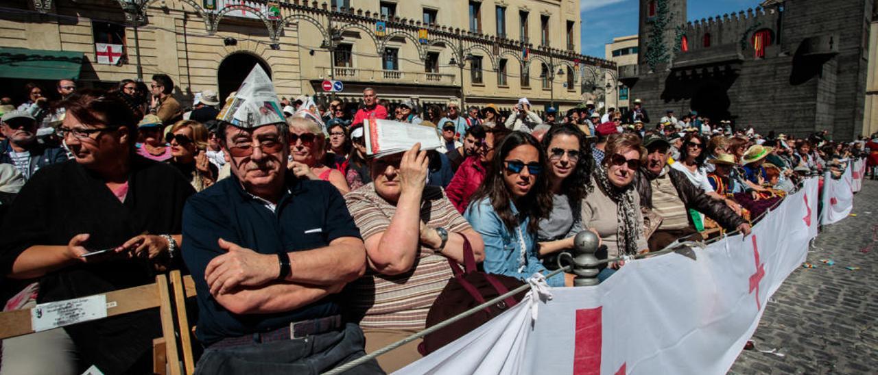 La Bandeja de la plaza de España abarrotada de público durante la celebración de las Entradas. JUANI RUZ