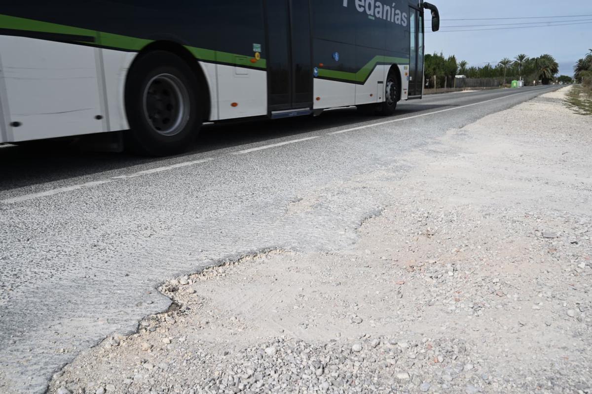 Estado de los márgenes de la carretera que conduce a La Marina