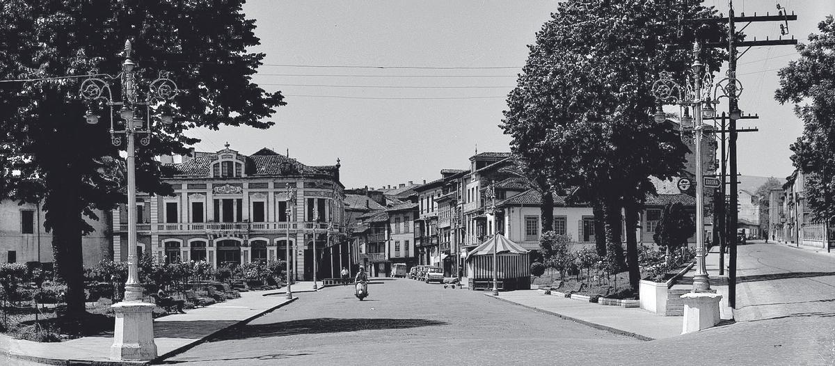 El antiguo edificio del Casino, al fondo de la imagen y hoy tristemente desaparecido.
