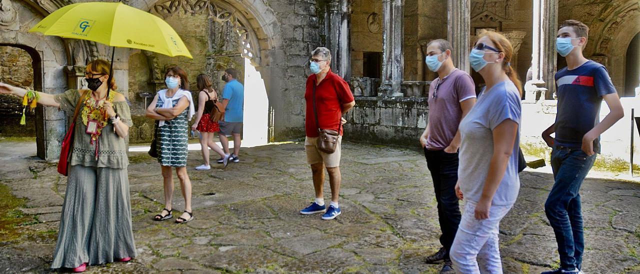 Primeros turistas en las visitas gratuitas por Pontevedra. |   // RAFA VÁZQUEZ