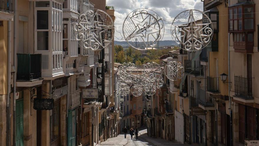 Arcos de luz navideños instalados este lunes en la calle Balborraz. | José Luis Fernández