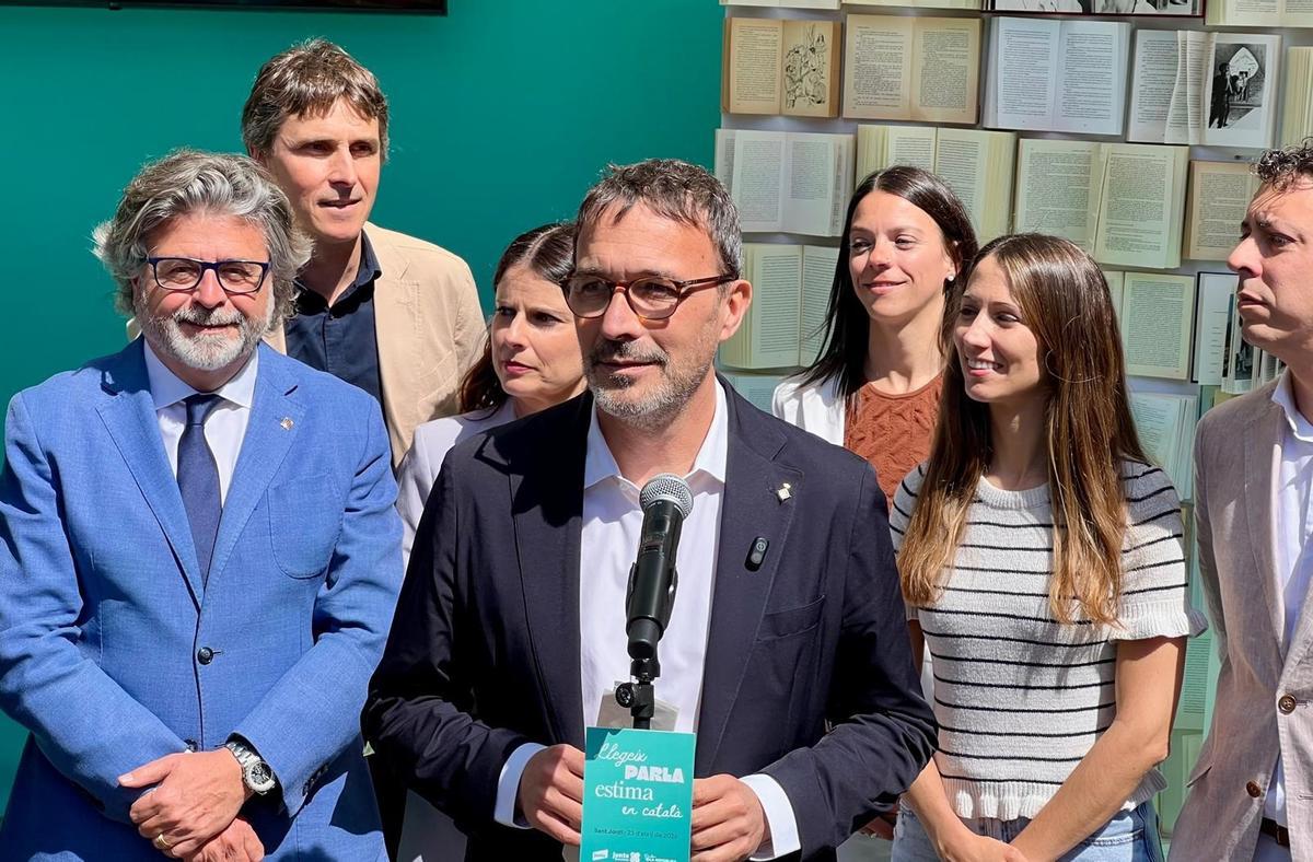 Josep Rius y varios dirigentes de Junts en el estand del partido con motivo de Sant Jordi.
